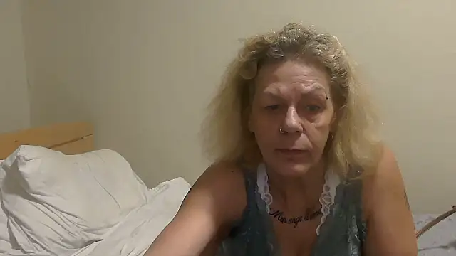 housewife shantie online show from October 16, 7:37 pm