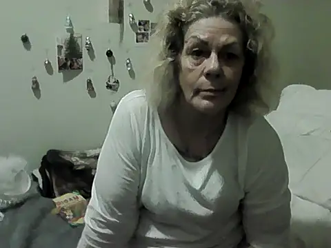 housewife shantie online show from November 28, 7:16 pm