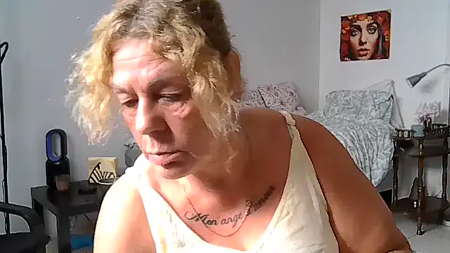 Snapshot of housewife_shantie chatting on July 11, 10:40 am housewife shantie online show from July 11, 10:40 am