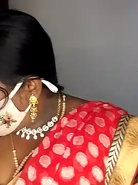 Snapshot of Sexy_Radhikaa chatting on March 18, 4:15 am Sexy Radhikaa online show from March 18, 4:15 am