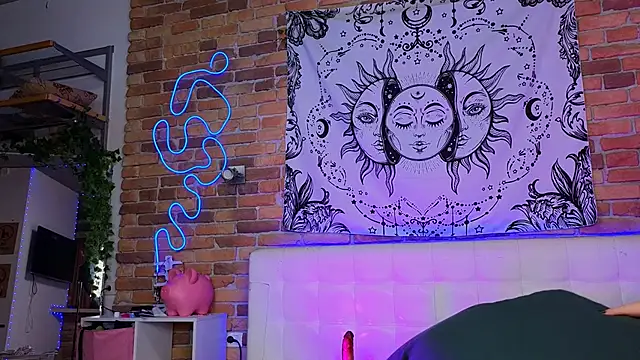 LinaQik online show from February 17, 8:04 pm