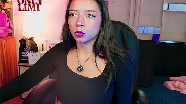 Snapshot of natacha__black_ chatting on May 4, 10:06 pm natacha black online show from May 4, 10:06 pm