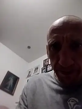 Snapshot of RomanOk41 chatting on April 5, 1:03 am RomanOk41 online show from April 5, 1:03 am