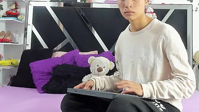 Snapshot of abby_eemily chatting on October 8, 12:03 pm abby eemily online show from October 8, 12:03 pm