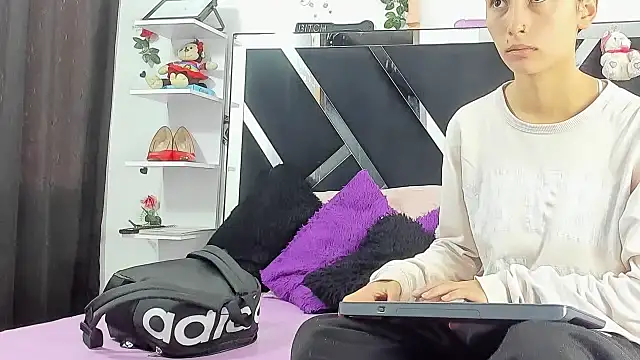 Snapshot of abby_eemily chatting on October 9, 12:03 pm abby eemily online show from October 9, 12:03 pm