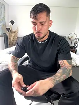 DimitriSullivan  online show from January 12, 6:46 pm