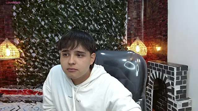 Snapshot of AndrewPherson chatting on January 13, 11:17 pm AndrewPherson online show from January 13, 11:17 pm