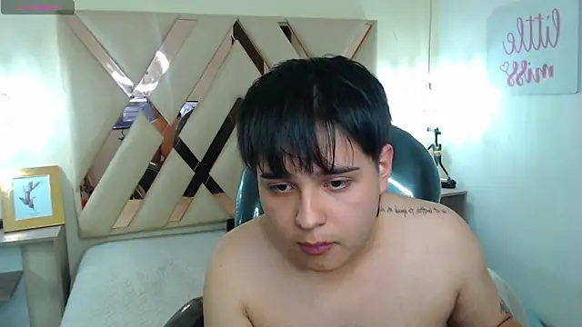 Snapshot of AndrewPherson chatting on January 23, 2:17 pm AndrewPherson online show from January 23, 2:17 pm