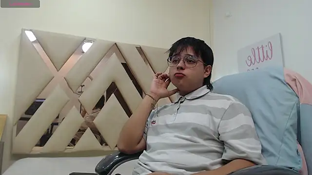 Snapshot of AndrewPherson chatting on January 27, 12:37 pm AndrewPherson online show from January 27, 12:37 pm