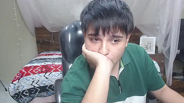 Snapshot of AndrewPherson chatting on February 9, 12:08 pm AndrewPherson online show from February 9, 12:08 pm