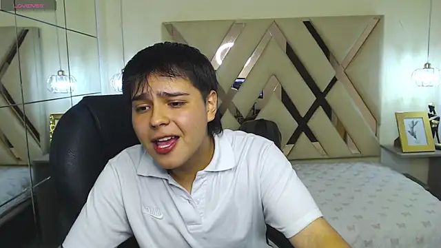 Snapshot of AndrewPherson chatting on February 15, 12:33 pm AndrewPherson online show from February 15, 12:33 pm