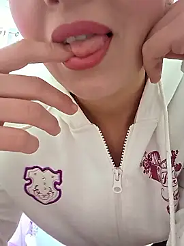 NeredaXxx online show from January 19, 8:40 am