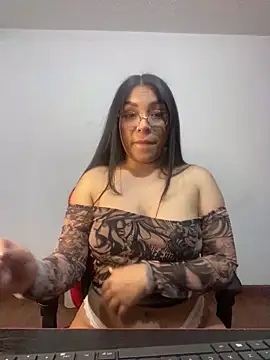 Snapshot of Alice_taylor1_ chatting on January 31, 4:03 am Alice taylor1 online show from January 31, 4:03 am