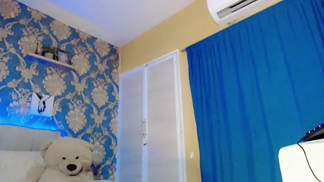 Snapshot of nicoledollts chatting on February 8, 12:47 am nicoledollts online show from February 8, 12:47 am