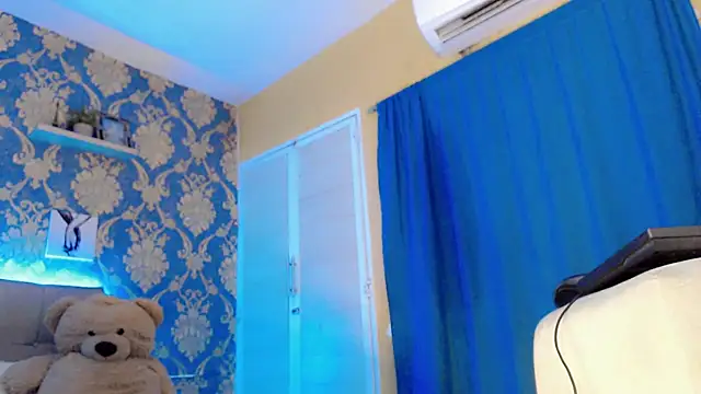 Snapshot of nicoledollts chatting on February 24, 5:38 am nicoledollts online show from February 24, 5:38 am