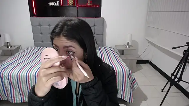 Angela Diaz  online show from December 11, 11:30 am