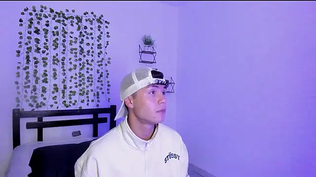 crushnier online show from December 8, 8:36 pm