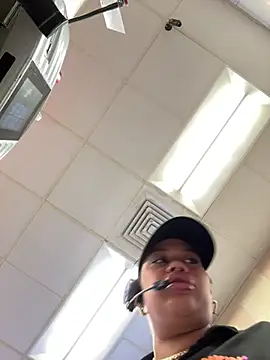 Snapshot of shyfr34k chatting on February 23, 12:48 pm shyfr34k online show from February 23, 12:48 pm