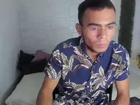 Snapshot of alessandro_2005 chatting on December 7, 9:44 pm alessandro 2005 online show from December 7, 9:44 pm