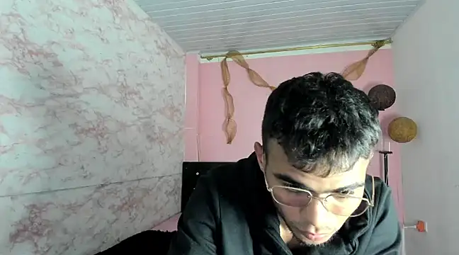 Snapshot of alessandro_2005 chatting on February 13, 11:26 pm alessandro 2005 online show from February 13, 11:26 pm