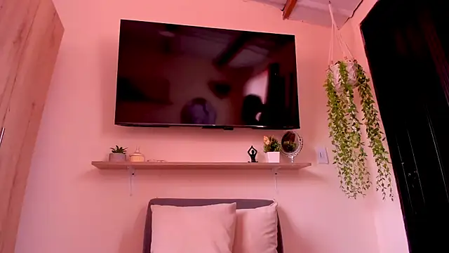 Snapshot of sofiaVelez01 chatting on April 28, 4:23 pm sofiaVelez01 online show from April 28, 4:23 pm