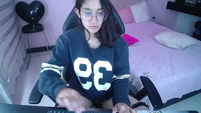 Lili Gomez  online show from December 30, 4:19 pm
