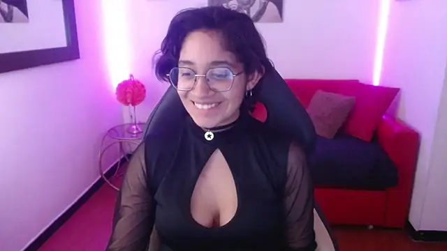 Lili Gomez  online show from February 3, 5:14 pm
