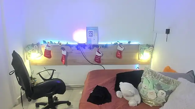 Emyli rousse  online show from December 21, 1:42 pm