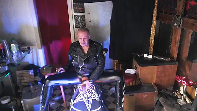 Snapshot of BULGEDEMON chatting on February 11, 10:42 am BULGEDEMON online show from February 11, 10:42 am