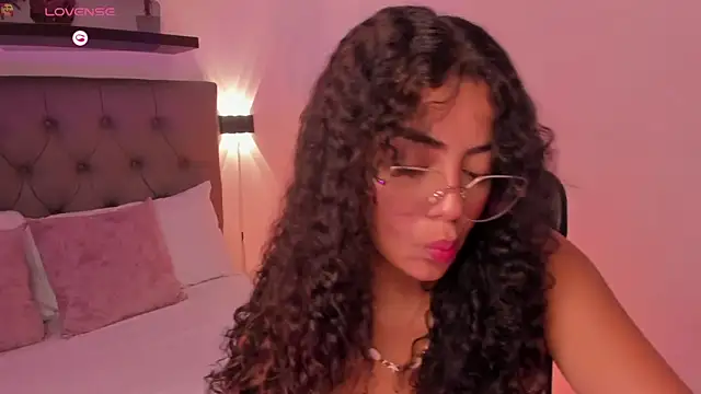 Snapshot of yaya23x chatting on December 16, 1:27 pm yaya23x online show from December 16, 1:27 pm