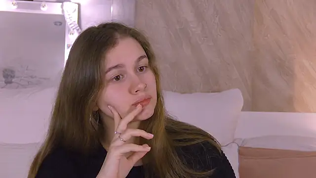 EllieHayes online show from March 5, 1:12 am