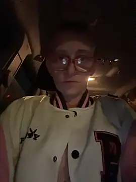 Snapshot of Stonermama666420 chatting on February 1, 8:13 am Stonermama666420 online show from February 1, 8:13 am