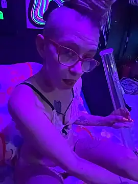 Snapshot of Stonermama666420 chatting on February 4, 5:13 am Stonermama666420 online show from February 4, 5:13 am