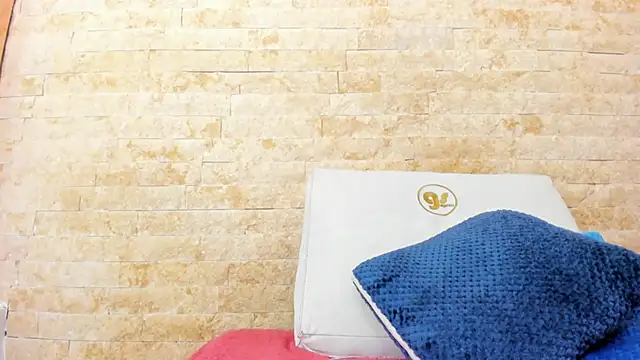 mia roldan  online show from December 2, 1:39 pm