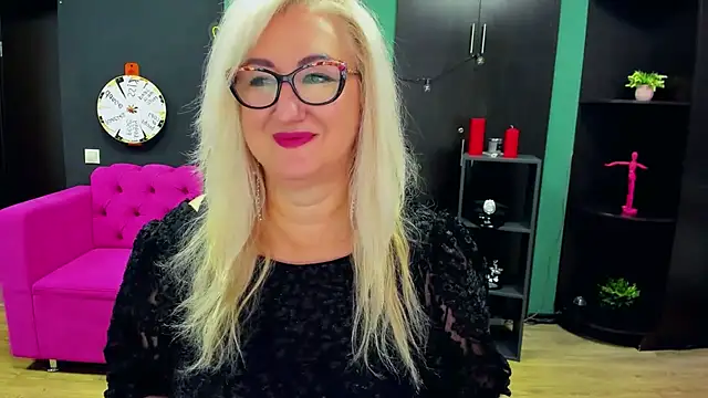 ChristyBrooks online show from October 11, 12:15 pm