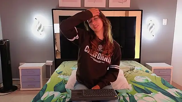 Snapshot of jolie_lov chatting on February 25, 1:21 pm jolie lov online show from February 25, 1:21 pm