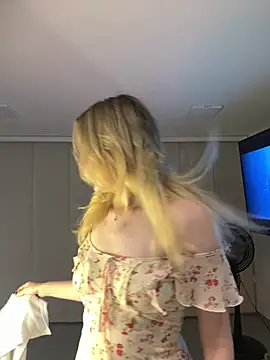 Snapshot of NicoleCut chatting on February 5, 12:04 am NicoleCut online show from February 5, 12:04 am