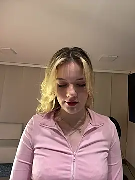 Snapshot of NicoleCut chatting on February 6, 9:45 am NicoleCut online show from February 6, 9:45 am