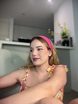Snapshot of NicoleCut chatting on June 13, 11:24 pm NicoleCut online show from June 13, 11:24 pm