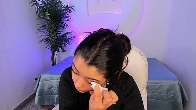 Snapshot of Ariana_Pierce chatting on December 20, 12:34 pm Ariana Pierce online show from December 20, 12:34 pm