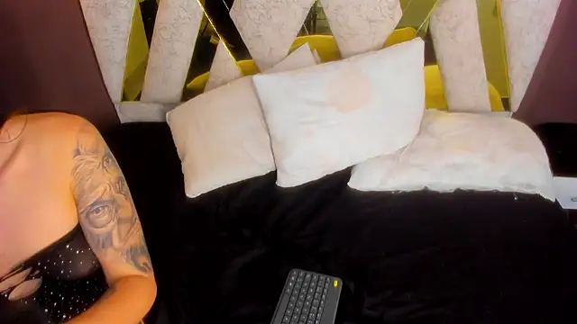 Snapshot of Amelia_lorenz chatting on December 24, 12:22 am Amelia lorenz online show from December 24, 12:22 am