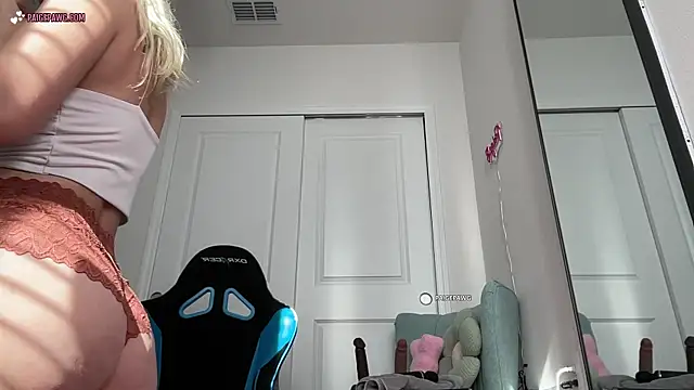 Snapshot of PaigePawg chatting on April 15, 9:15 pm PaigePawg online show from April 15, 9:15 pm