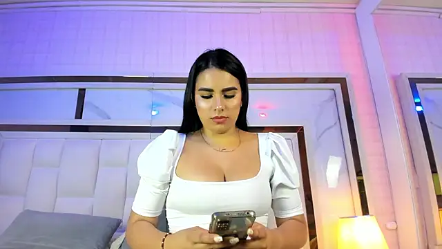 Snapshot of giorgia_13 chatting on February 8, 3:30 am giorgia 13 online show from February 8, 3:30 am