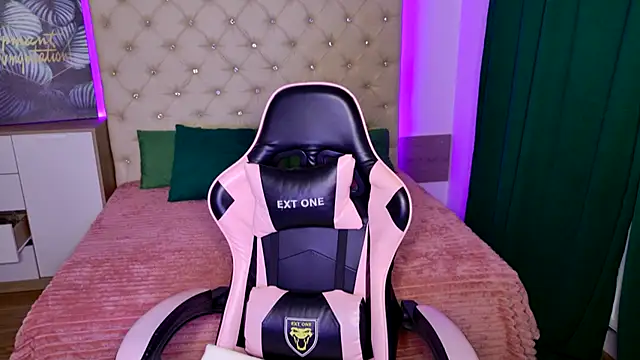 Snapshot of KattieSims chatting on January 25, 4:13 am KattieSims online show from January 25, 4:13 am