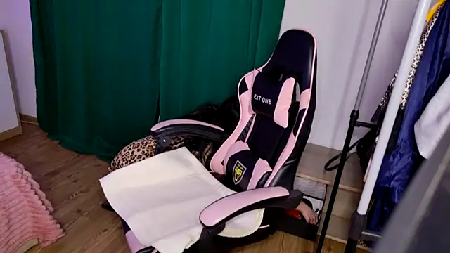 Snapshot of KattieSims chatting on February 5, 5:09 am KattieSims online show from February 5, 5:09 am