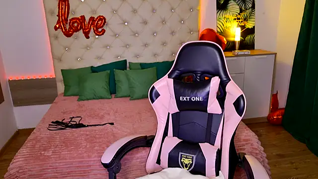 Snapshot of KattieSims chatting on February 9, 10:43 pm KattieSims online show from February 9, 10:43 pm