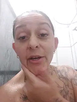 baixinhaloira online show from November 1, 3:30 am