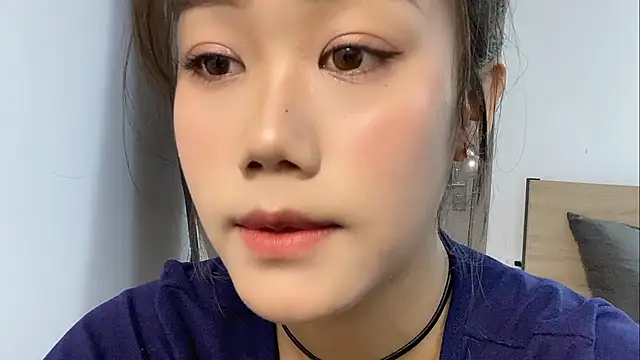 Snapshot of Bella-LL chatting on February 22, 3:58 pm Bella-LL online show from February 22, 3:58 pm