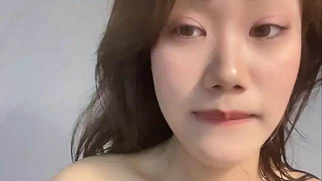 Snapshot of Bella-LL chatting on February 28, 9:55 pm Bella-LL online show from February 28, 9:55 pm