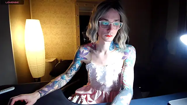 Snapshot of Julia_dolls chatting on November 21, 6:17 pm Julia dolls online show from November 21, 6:17 pm